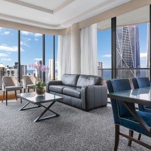 小酒店集团获半岛手机端下载得黄金海岸酒店