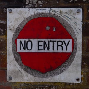 现在有100%的全球目的地COVID-19旅行限制