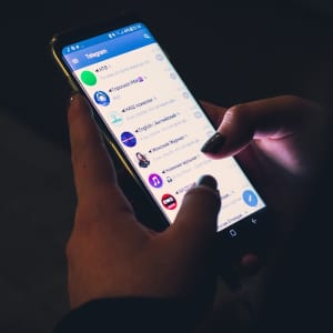 聊天机器人发送信息或仅仅发送信息——有什么区别?