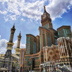 年轻人支持沙特阿拉伯的热情好客