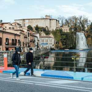 COVID-19对旅游业的影响