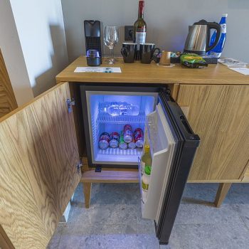 当你完整的计算包含可变成本如劳动力、软件、硬件、维护和客人平均利用率和长期品牌资产增加,你可能会发现,反思你的小酒吧可以更大的收入来源为每一项免费比作为一个标记。