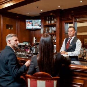 半岛手机端下载酒店服务员